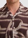 Camisa Vanguard de manga corta con estampado en rojo y morado Model / Detail