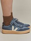 Veja Sneakers V-90 Wildleder Blau Model / Zijkant