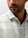 State of Art Camisa Casual Cuadros Verde Model / Detail