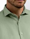 State of Art Camisa de lino verde claro Model / Detail