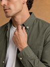 KING Essentials The Tommy Overshirt oliwkowozielony Model / Detail