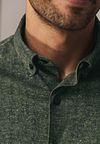 Camicia jersey herringbone State Of Art verde Model / Detail
