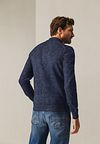 State Of Art Jersey Cuello Polo Navy Model / Achterkant