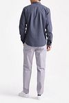 King Essentials The Tommy Chemise Anthracite Model / Achterkant