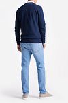 KING Essentials The George Sweater azul marino Model / Achterkant