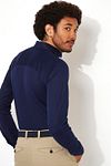 Camisa Desoto sin planchado con cuello Kent azul marino Model / Achterkant