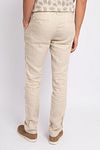 Passande linnebeige chinos Model / Voorkant
