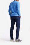 King Essentials The George Sweater Mid Blauw Model / Achterkant