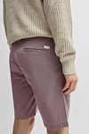 Boss Chino Shorts i Rosa Model / Zijkant