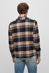 BOSS Camicia Liam Beige Model / Achterkant
