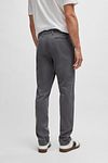 BOSS Chino in raso antracite Model / Achterkant