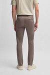 BOSS Chino Slim Beige Model / Achterkant