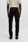 BOSS Chinosy Slim czarne Model / Achterkant