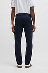 Chino Slim BOSS blu navy Model / Achterkant