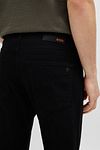 Czarne jeansy BOSS Delaware Model / Achterkant