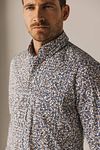 Camisa de popelín con estampado State of Art azul y rojo Model / Detail