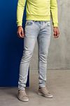 Cast Iron Riser Jeans Hellgrau Bright Wash Model / Voorkant