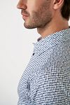 Camisa Desoto con estampado Skyscrapers azul Model / Detail