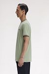 Camiseta Fred Perry Twin Tipped S23 modern fit de algodón verde Model / Zijkant