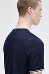 Fred Perry M1588 Twin Tipped T-Shirt granatowy Model / Detail
