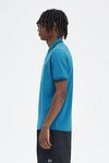 Fred Perry Polo M3600 Mid Blue V35 Model / Zijkant