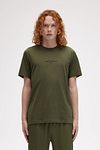 Fred Perry T-Shirt M4580 Olijfgroen Model / Voorkant