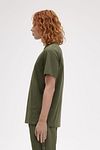 Fred Perry T-Shirt M4580 Olijfgroen Model / Zijkant