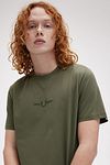 Fred Perry T-skjorte M4580 Olivengrønn Model / Voorkant