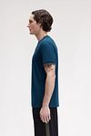 Fred Perry Two Stripe T-shirt i Petrol Model / Zijkant