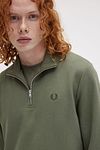 Fred Perry Halv-Zip Trøje i Oliven grøn Model / Detail