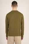 KnowledgeCotton Apparel Sweater Olive Green Model / Achterkant
