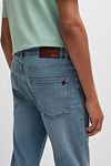 Jeansy BOSS Delaware w odcieniu Bright Blue Model / Zijkant