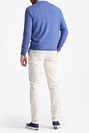 King Essentials The John Pull Merino Bleu Moyen Model / Achterkant