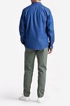 King Essentials The Tommy koszula dżinsowa chambray niebieska Model / Achterkant