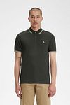Fred Perry Polo M3600 Dunkelgrün U98 Model / Voorkant