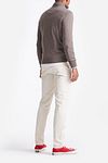KING Essentials The Michael maglia in lana merino con mezza zip marrone Model / Achterkant