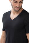 Camiseta Mey de algodón Dry Cotton con cuello de pico en negro Model / Detail