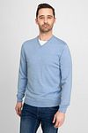 Suitable Pullover V-Hals Wol Lichtblauw Model / Voorkant met Emiel