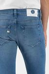 MUD Jeans Jeansy Slim Fit Lassen Pure Blue Model / Detail