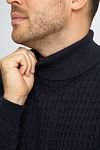 Suitable sweter z golfem w warkoczowy splot, granatowy Model / Detail