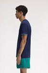 T-shirt Fred Perry Twin Tipped 86A w kolorze granatowym Model / Zijkant