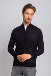 Suitable Cardigan Merino Navy Model / Voorkant met Folkert