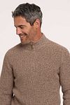 Jersey de punto grueso de merino con media cremallera R2 en marrón claro Model / Detail