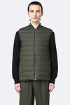 Rains Bodywarmer Trekker Donkergroen Model / Voorkant