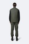 Rains Bodywarmer Trekker Donkergroen Model / Achterkant