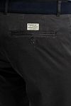 Steppin' Out Chino Newbury Antracit Model / Detail
