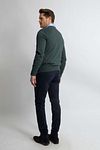 Steppin' Out Cotton-Cashmere Pullover mit V-Ausschnitt in Dunkelgrün Model / Achterkant