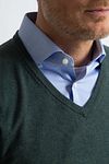 Steppin' Out Cotton-Cashmere Pullover mit V-Ausschnitt in Dunkelgrün Model / Detail