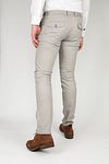 Suitable Chino Locke Grau Model / Achterkant