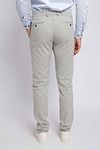 Suitable Chino Pico Pleat Flanel Lichtgrijs Model / Achterkant met Folkert